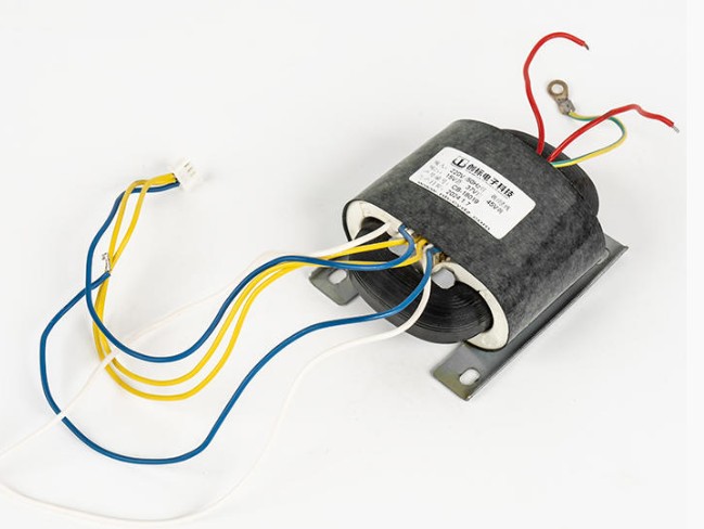Miért képes az R-Type Transformer körkörös magkialakítása jelentősen csökkenteni az energiaveszteséget és javítani az átalakítási hatékonyságot?