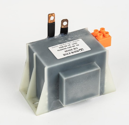 Melyek a fő tervezési szempontok az R-típusú transzformátorok hőelvezetésével kapcsolatban nagy sűrűségű telepítési környezetekben?